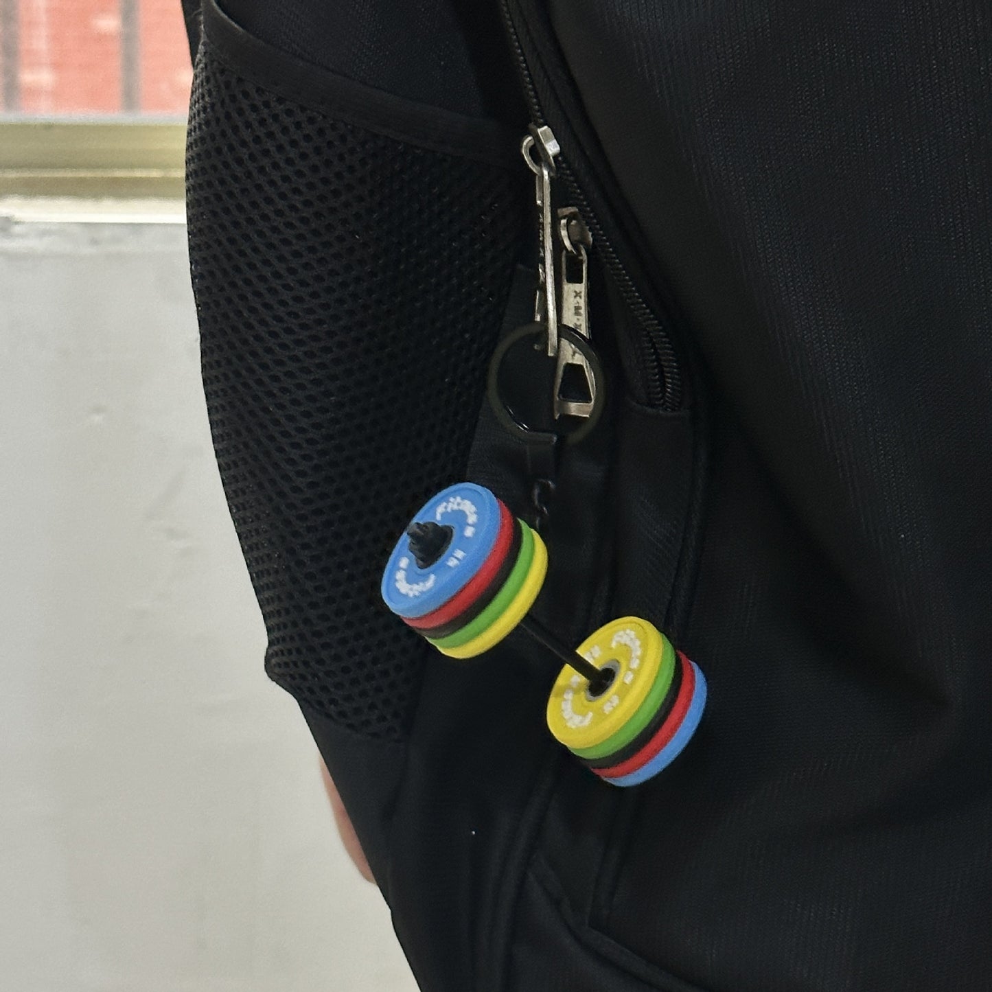 Mini detachable large barbell fitness peripheral keychain, high-value MIU system bag pendant, accessories.